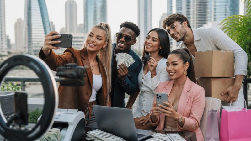 découvrez comment les rémunérations des influenceurs ont augmenté de 30 % en un an, marquant une croissance spectaculaire dans le secteur du marketing digital.